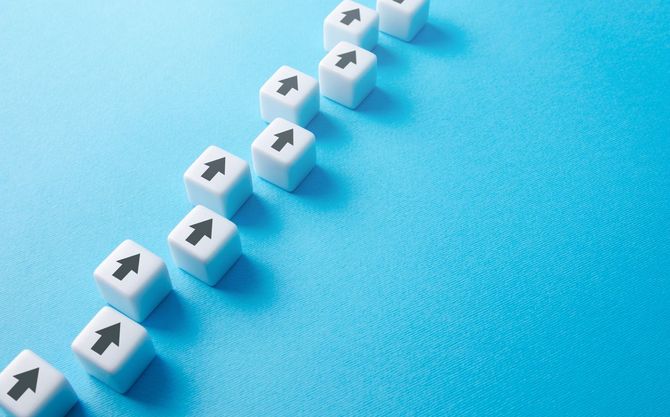 矢印が書かれた多数のブロック