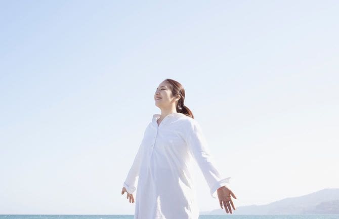 日本人女性は海岸でリラックスした。