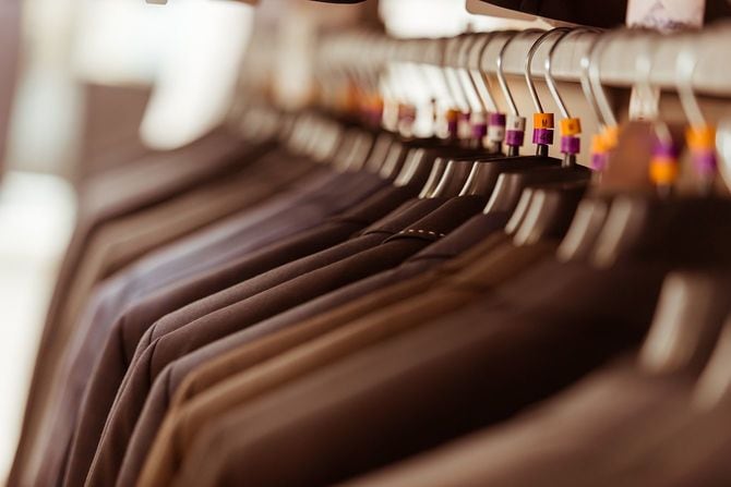 モダンなスーツショップ