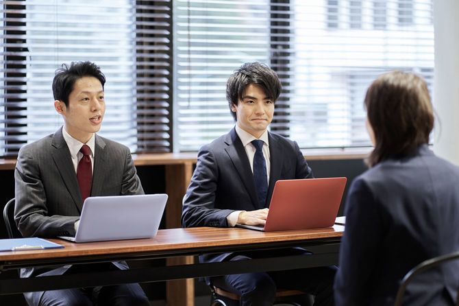 面接を受ける女性