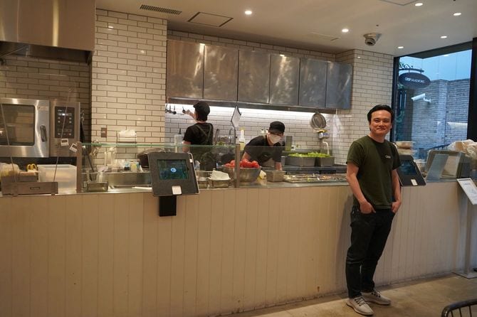 店内で笑顔を見せる宮野浩史社長