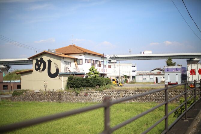 日光橋食堂。「めし」の文字が目立つ