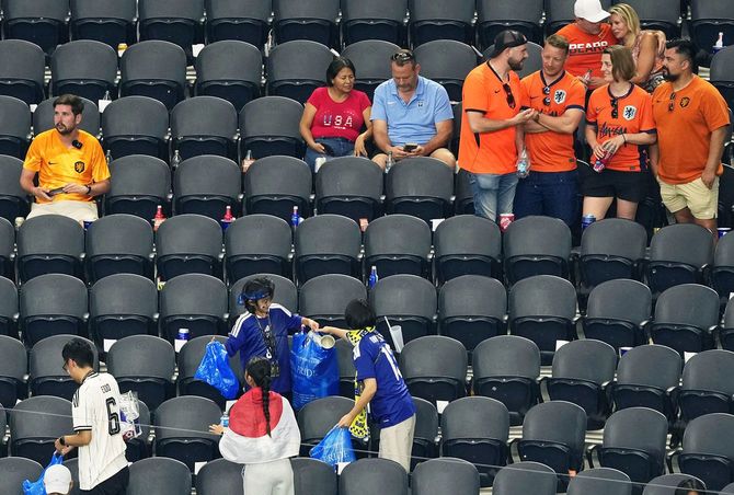 日本対オランダの試合終了後、ごみ拾いをする日本サポーター(下)=2026年6月14日、ダラス