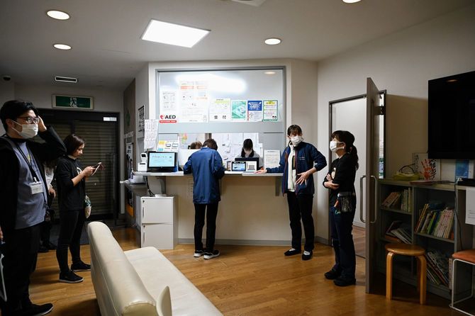 スタッフ全員で患者についての情報共有を行う朝のミーティングの様子
