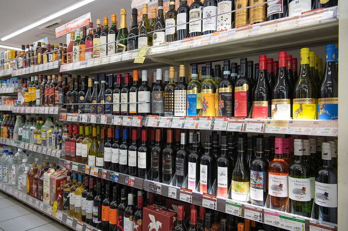 ワインの種類が豊富な酒類コーナー