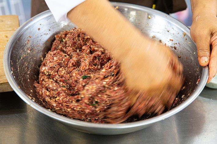 ※写真はイメージです（野菜を練り込む調理の一例）