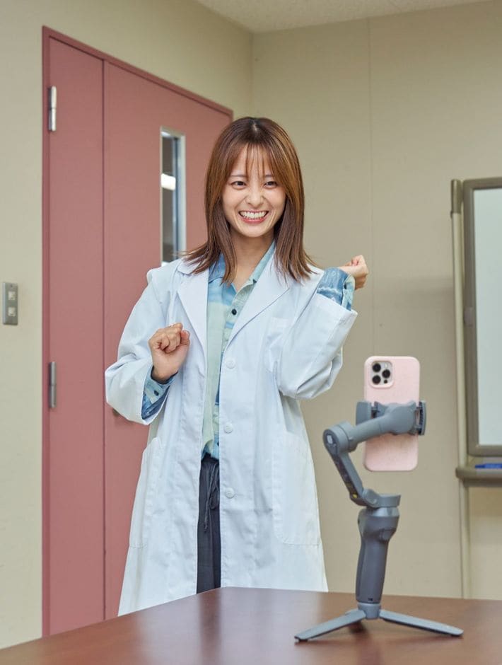 ダンス動画を自撮り中。出典＝『<a href="https://www.amazon.co.jp/exec/obidos/ASIN/483348157X/presidentjp-22" target="_blank">医学部進学大百科　2023完全保存版</a>』（プレジデントムック）