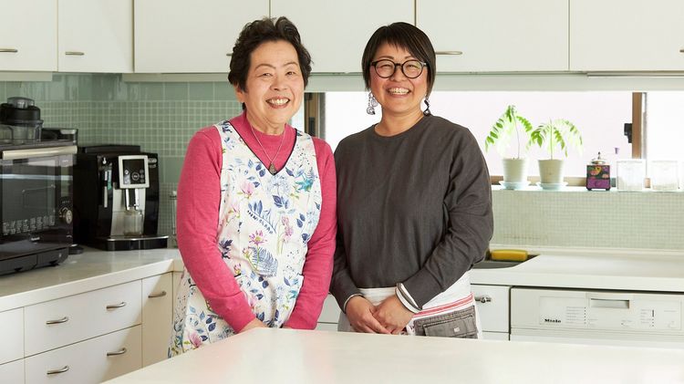 母も祖母も忙しく曽祖母に育てられた…三代にわたる料理研究家10人大家族が守る夕飯の