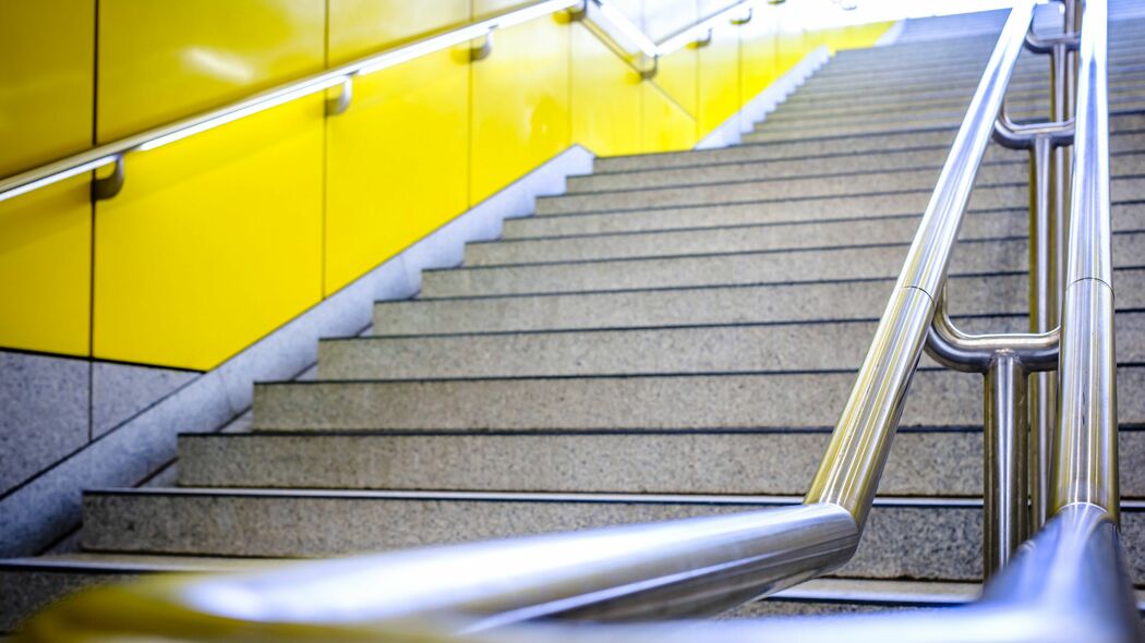 駅の階段で｢もも上げ本気ダッシュ｣の効用…不毛な“自己嫌悪の沼”から抜け出すために“効果的な活動” 絶望的な局面ほど不謹慎なジョークを