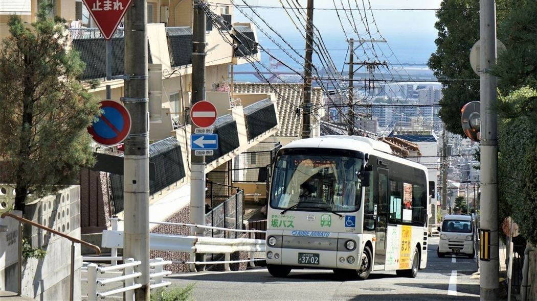 ｢コロナ禍を生き残れ｣急勾配の街･神戸に｢坂バス｣を走らせた54歳デザイナーのヤバい地元愛 市の補助金なしで黒字経営できた訳