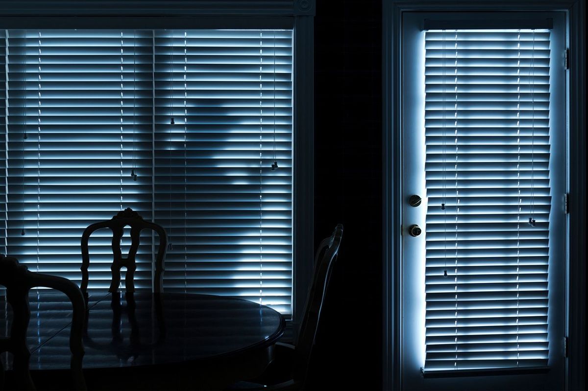 家の外の人影のイメージ