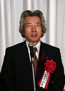 日本郵政グループの発足式であいさつする小泉純一郎元首相（東京・霞が関の日本郵政株式会社）＝2007年10月1日