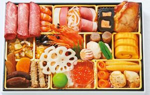 1段重に21品目が並ぶ「速水もこみち監修おせち　招宝」。ローストビーフや有頭海老の艶煮など、和洋そろったメニューは彩り華やか。オリジナルの化粧箱に入っていて映える（画像提供＝セブン-イレブン・ジャパン）