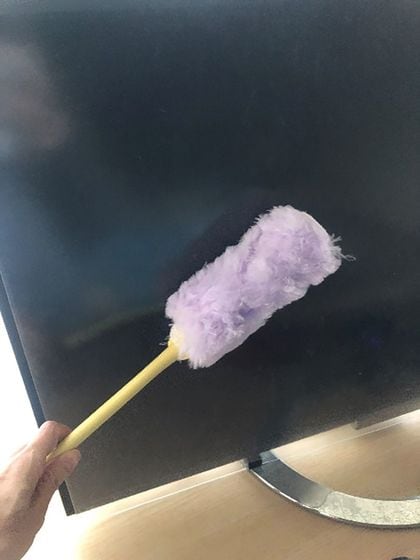 テレビの画面の明るさを少し落として節電。ほこりがつくと画面が暗くなるので、はたきをそばに置いておく。