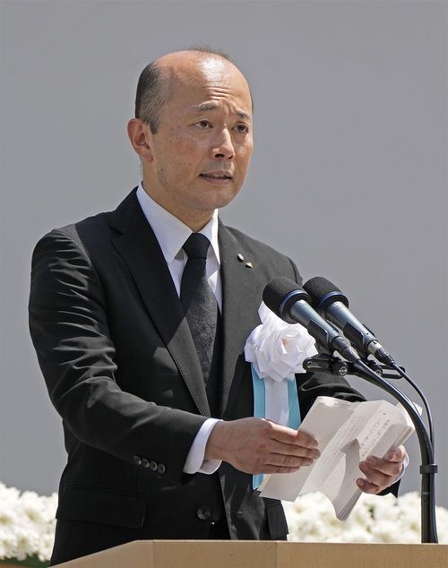 「長崎原爆犠牲者慰霊平和祈念式典」で平和宣言を読み上げる長崎市の鈴木史朗市長=2024年8月9日