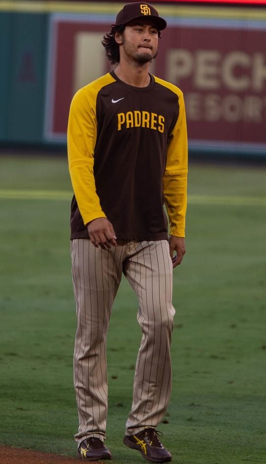 ロサンゼルス・エンゼルス戦を前にグラウンドを歩くサンディエゴ・パドレスのダルビッシュ有投手