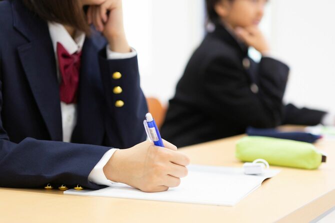 学校で勉強する学生