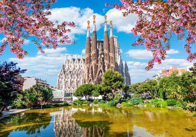 春のサグラダファミリア大聖堂、バルセロナ、スペイン