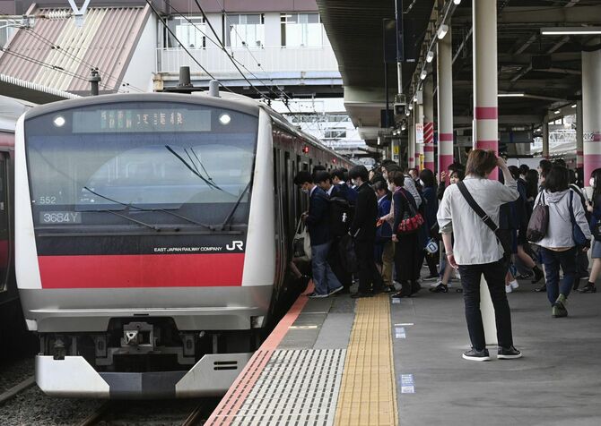 JR京葉線蘇我駅 快速廃止、千葉で反発の声――通勤時間帯に混雑するJR京葉線の蘇我駅＝2024年4月、千葉市