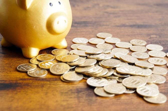 ゴールドの豚の貯金箱とたくさんの500円硬貨