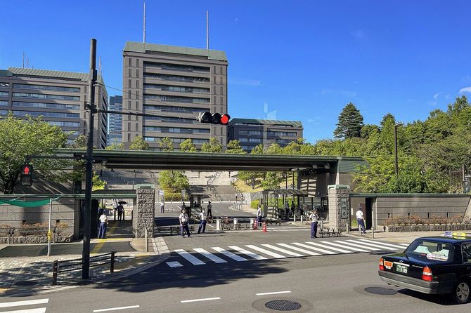 東京都新宿区にある防衛相の正門。撮影=2023年8月