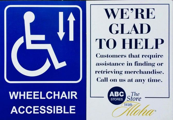 ハワイのハレクラニホテル近くにあるABCストア内に貼られたサイン。5段の階段横の昇降リフトに、車いす利用者を「喜んでお手伝いします」と書かれている