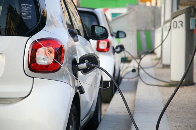 パリの充電ステーションで充電するEV車