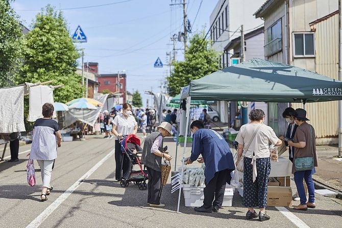 直江津伝統の朝市「三・八の市」にも出店。菓子やカレーなどを販売している