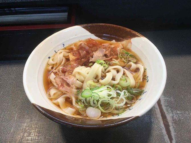 JR名古屋駅ホームにある店の「きしめん」。しょうゆ味が定番だ