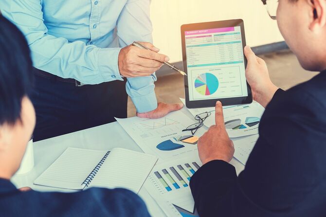 話し合う会社員たち