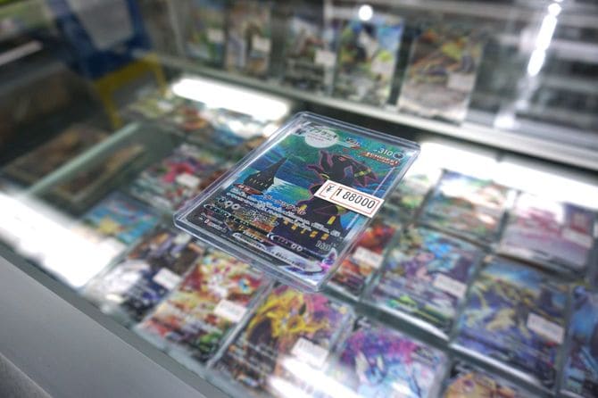 高値が付いたトレーディングカード「ポケモンカード」＝2022年12月14日、東京都千代田区