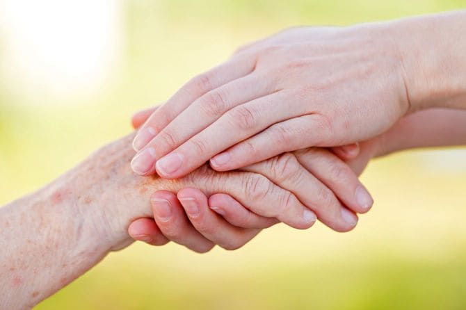 老人の手にそえられた手