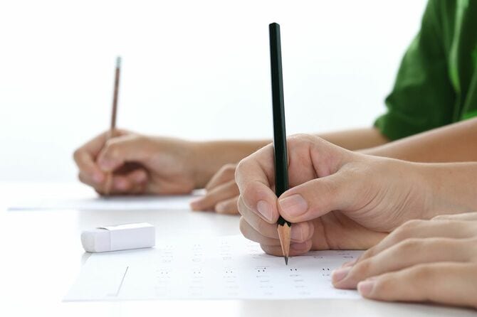 教室で勉強する子どもたちの手