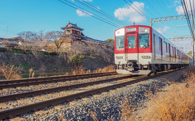 郡山城と近鉄電車