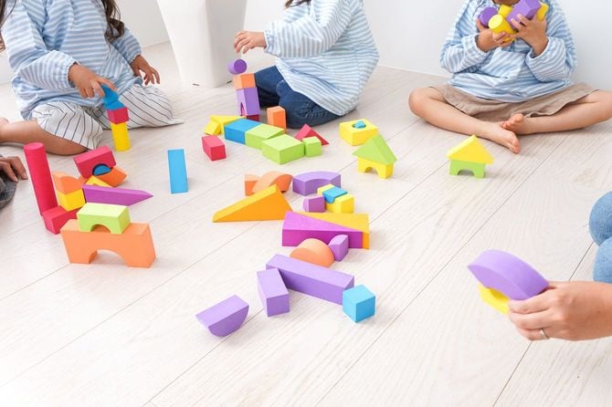 ブロックのおもちゃで遊ぶ園児たち