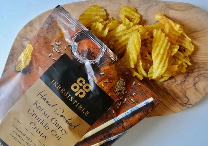コープのカツカレー味ポテトチップス