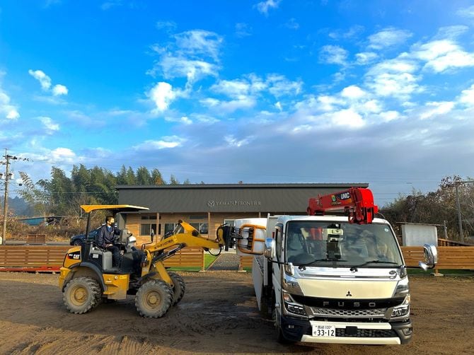 大和フロンティアが保有するトラックや重機で笹サイレージを積み込む様子