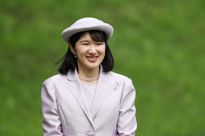 春の園遊会に臨まれる天皇、皇后両陛下の長女愛子さま＝2026年4月17日、東京・元赤坂の赤坂御苑［代表撮影］