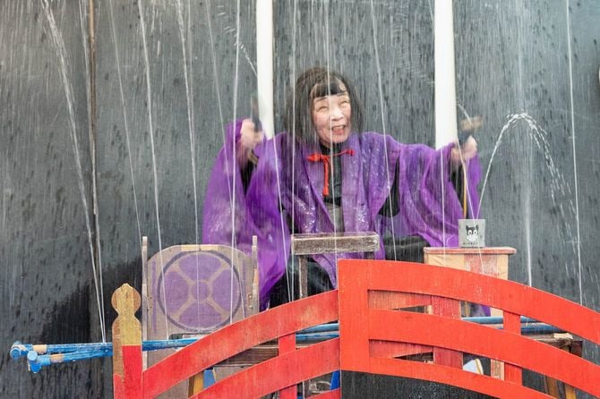 旅館「西の雅 常盤」の「女将劇場」の舞台に立つ81歳の大女将、宮川高美さん