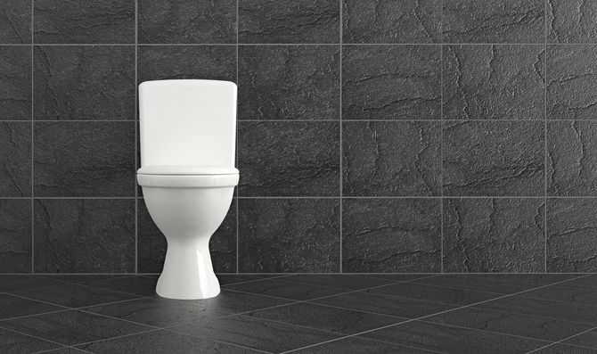 黒いタイルのモダンなトイレ