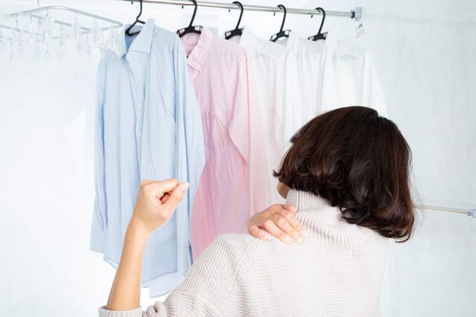 浴室で洗濯物を干す女性