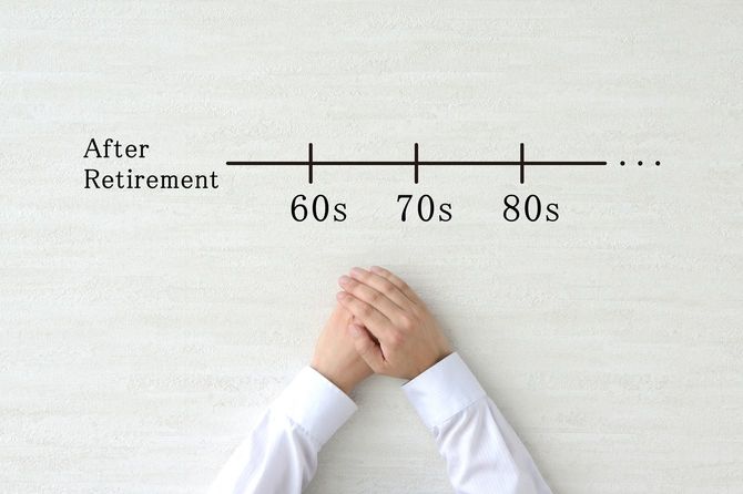 定年後の生活を考えている人のイメージ写真