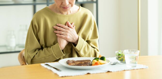 ステーキを食べるシニア女性