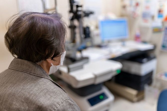 フェイスマスクを着用したアジアの先輩女性