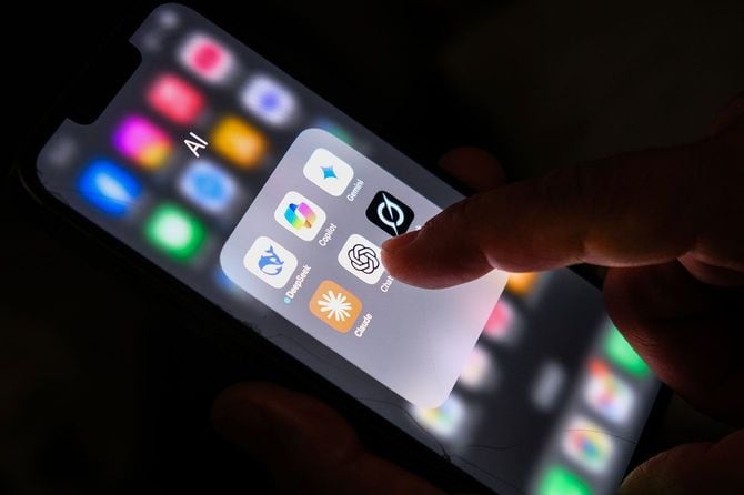 スマホ画面のChatGPTアイコンを指でタップする様子