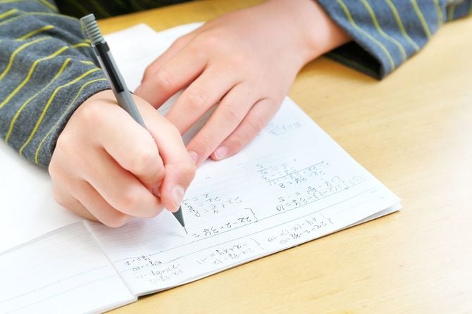 勉強をしている子供