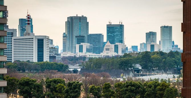 高層ビルが見下ろす国会議事堂付近