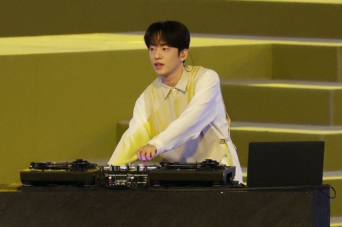 東京五輪閉会式で行われたパフォーマンスに登場したヒップホップユニット「Creepy Nuts」のDJ松永さん=2021年8月8日、東京・国立競技場