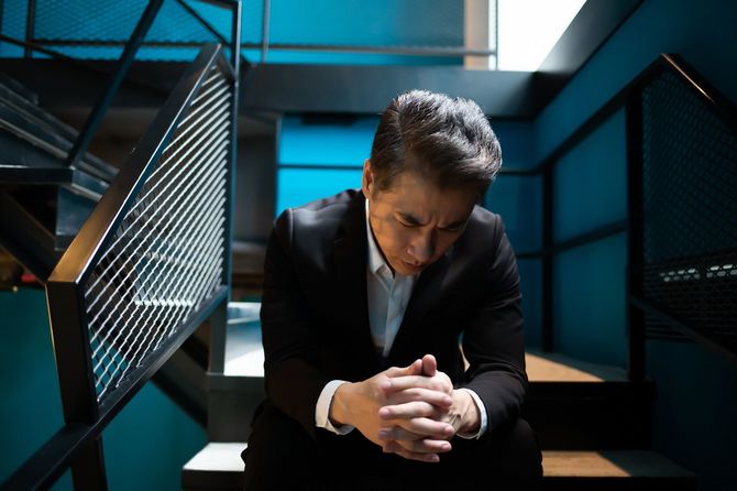 動揺しているビジネスマン