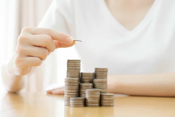 小銭を積み上げている男性の手元